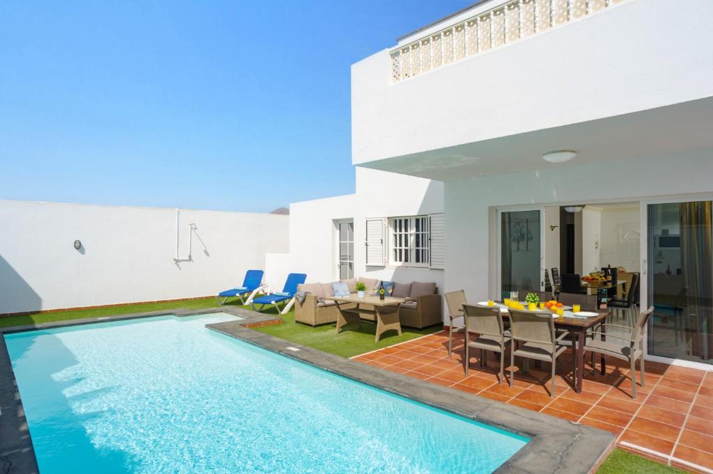 Bazén v ubytovaní Villa Luz Lanzarote by Villa Plus alebo v jeho blízkosti