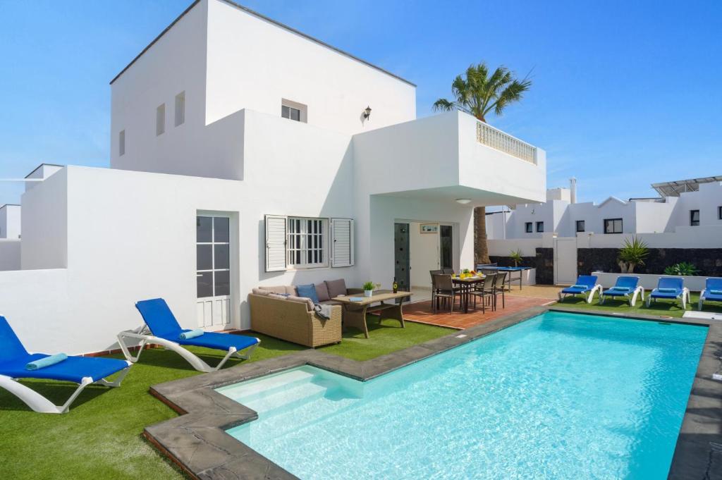 Bazén v ubytovaní Villa Luz Lanzarote by Villa Plus alebo v jeho blízkosti