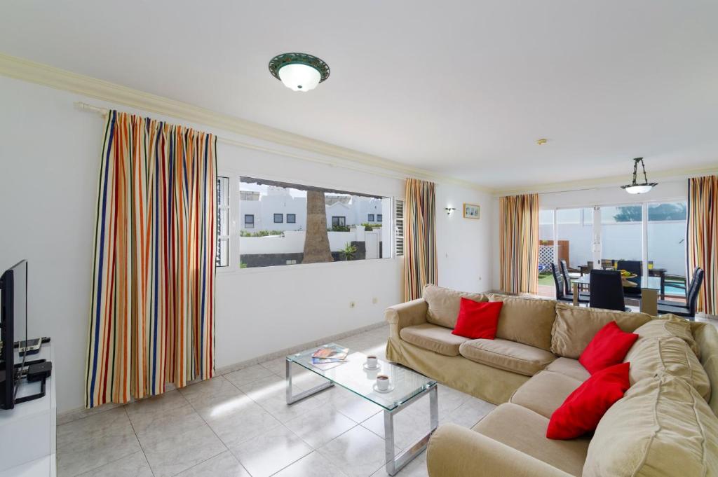 Televízia a/alebo spoločenská miestnosť v ubytovaní Villa Luz Lanzarote by Villa Plus