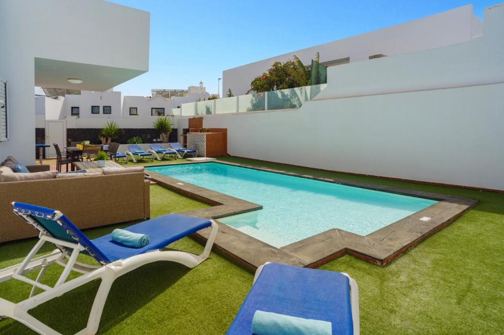 Bazén v ubytovaní Villa Luz Lanzarote by Villa Plus alebo v jeho blízkosti