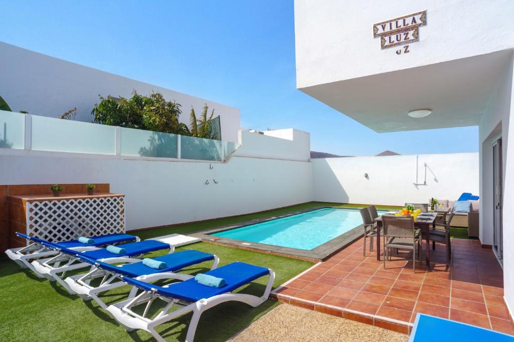Bazén v ubytovaní Villa Luz Lanzarote by Villa Plus alebo v jeho blízkosti