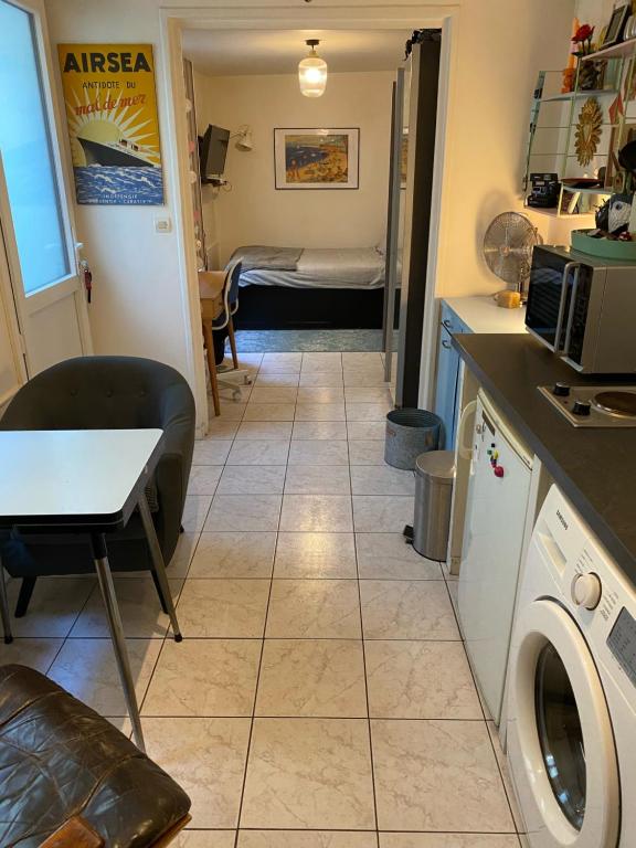 Cette petite chambre comprend une cuisine et un salon. dans l'établissement Charmant studio avec extérieur Paris 13, à Paris