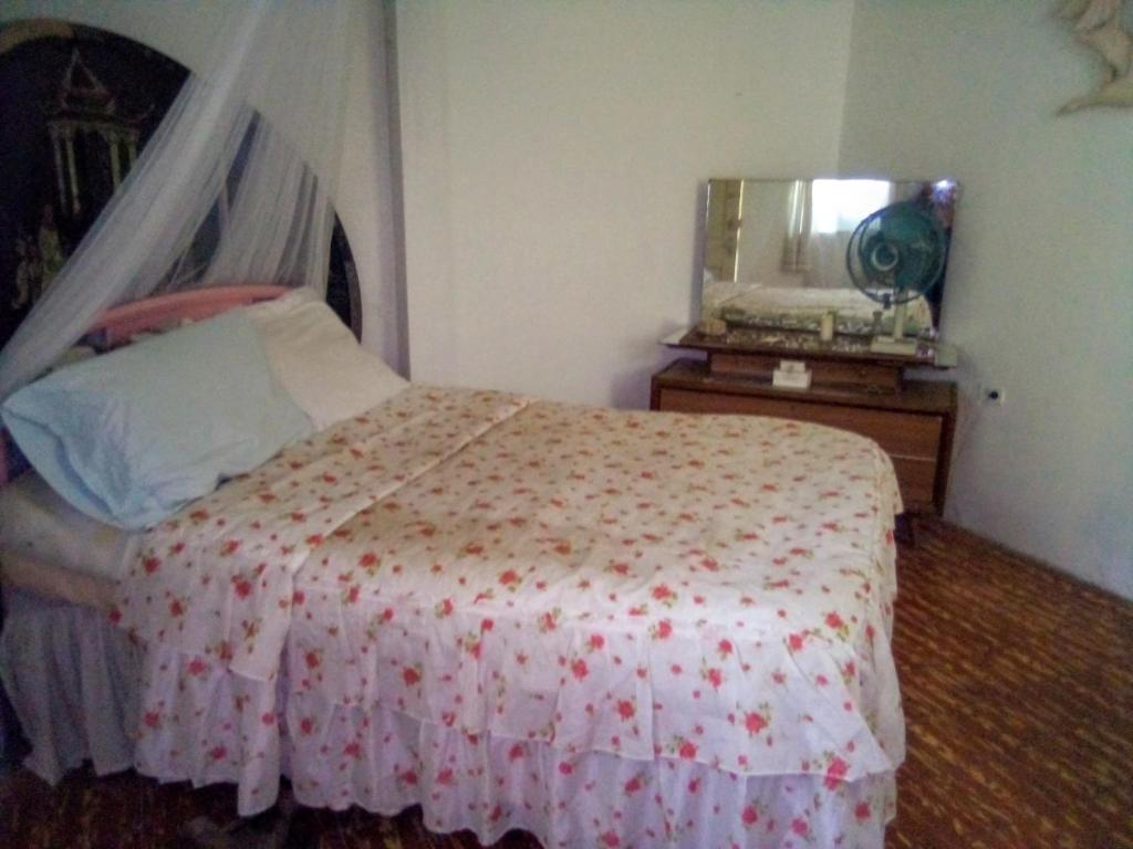Un pat sau paturi într-o cameră la Captain Morgan House