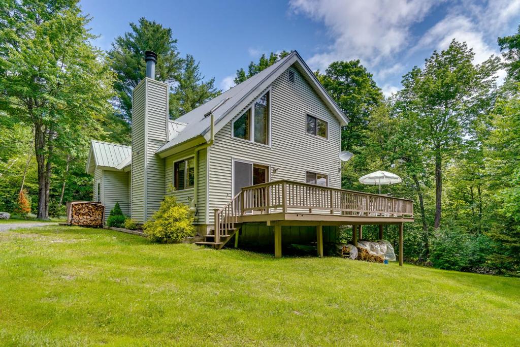 Ein Garten an der Unterkunft Relaxing Home Mins from Mt Snow, Hiking, and Lakes