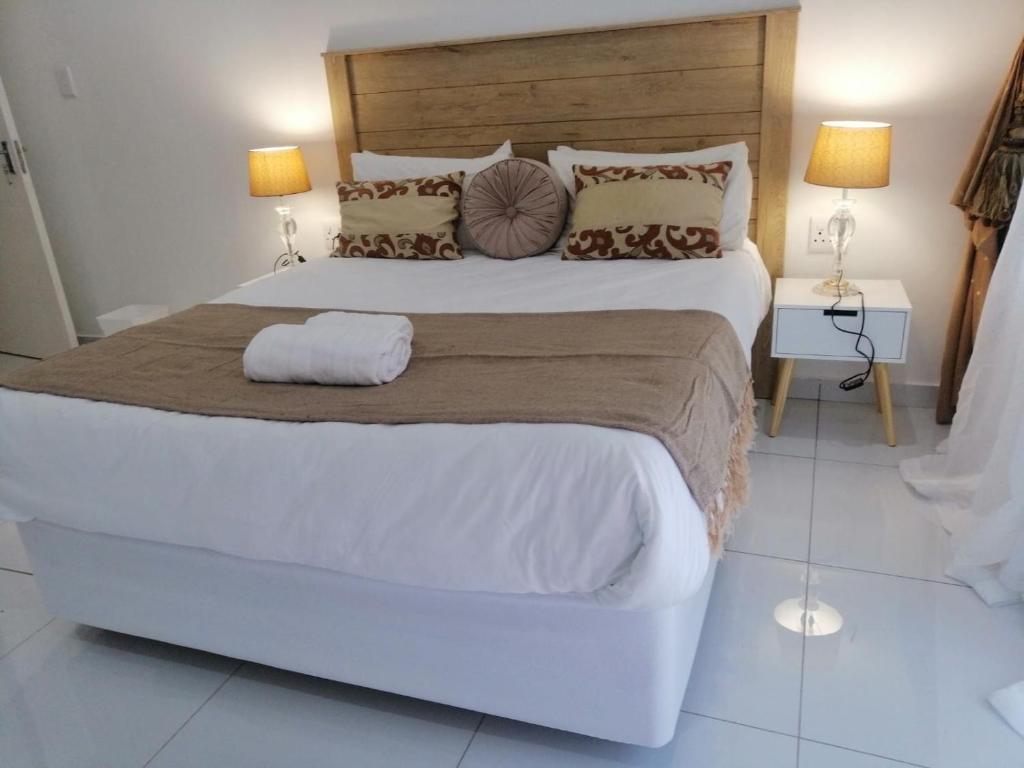 Un pat sau paturi într-o cameră la Ledimor Guesthouse