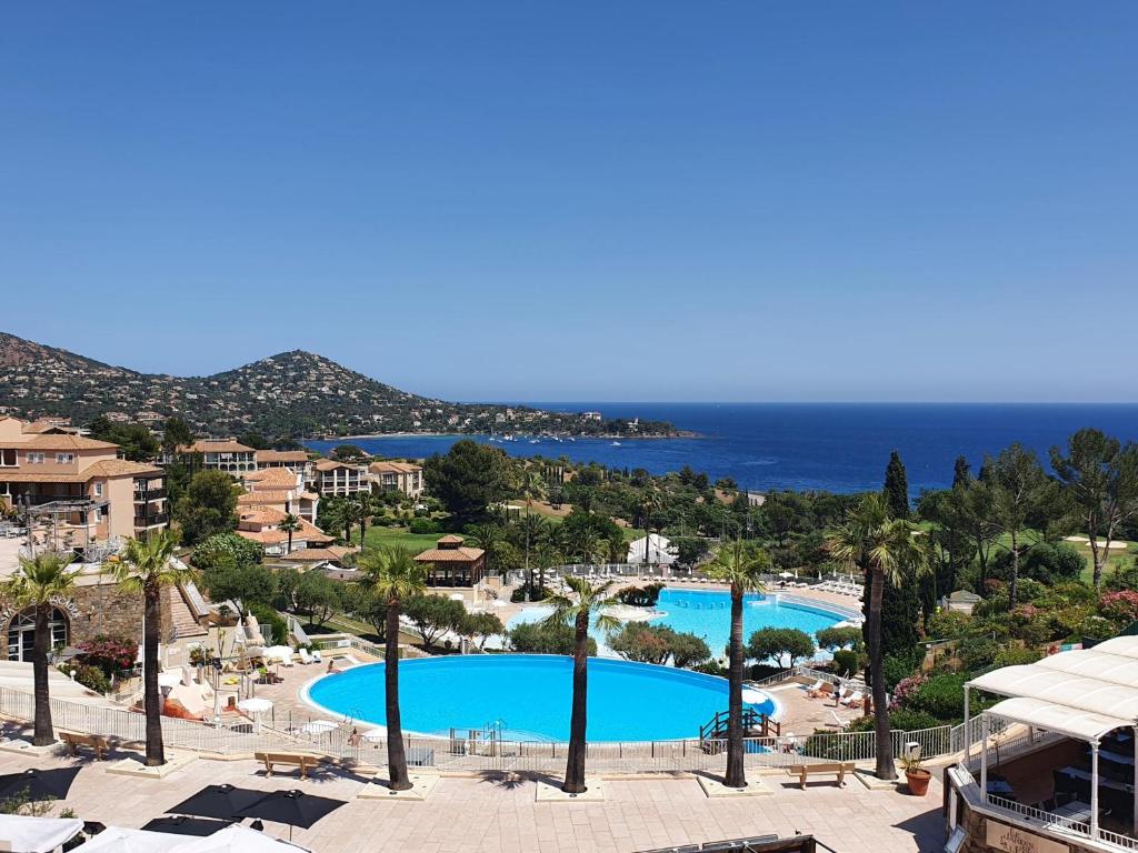 - une vue sur un complexe avec 2 piscines et l'océan dans l'établissement Cap Esterel, à Saint-Raphaël