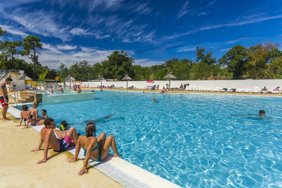 um grupo de pessoas numa piscina em camping Capbreton lapointe em Capbreton