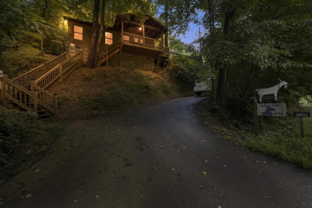 Treehouse Between Gatlinburg and Pigeon Pet Friendly