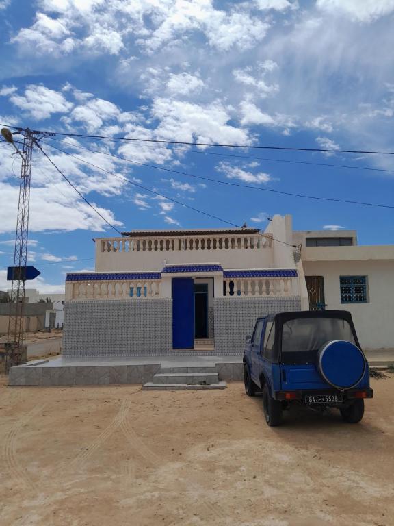 einem blauen LKW, der vor einem Gebäude parkt in der Unterkunft DAR HIDOUS in Al Māʼīyah