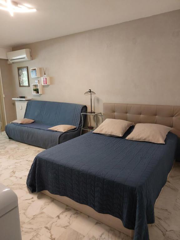 une chambre avec un grand lit et un canapé dans l'établissement Goelette, à Antibes