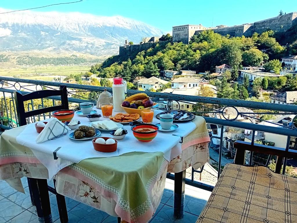 una mesa con comida en la parte superior de un balcón en Guesthouse Çelo, en Gjirokastra