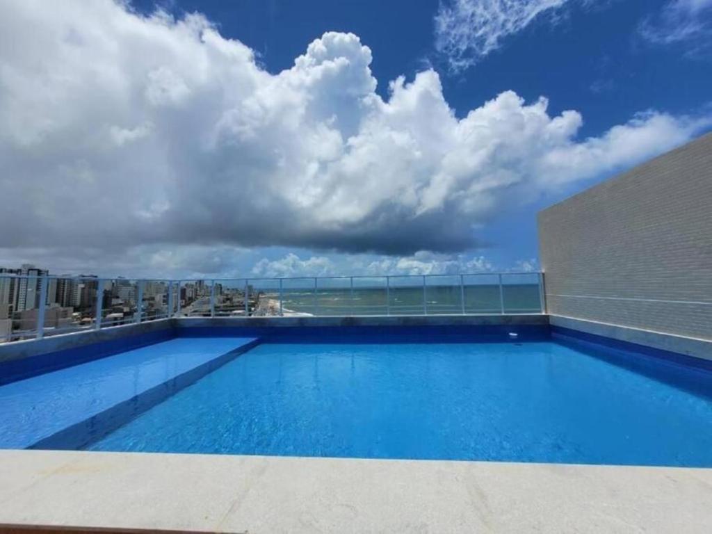 een groot zwembad op het dak van een gebouw bij Studio, lindo, novo, praia! in Salvador