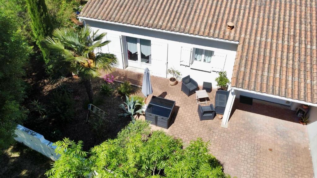 einen Blick über ein Haus mit einer Terrasse in der Unterkunft LE RENDEZ VOUS DES VACANCES in Fouras