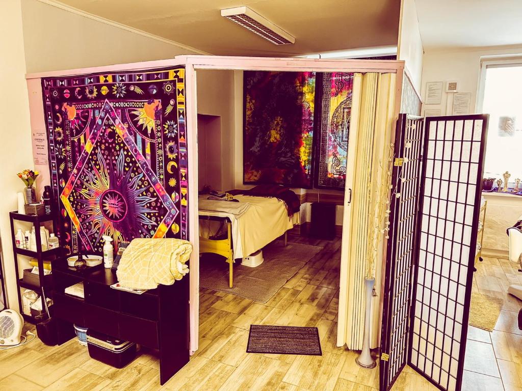 Zimmer mit einem Schlafzimmer mit einem Bett und einer Tür in der Unterkunft Apartmán Pod hradem in Horšovský Týn