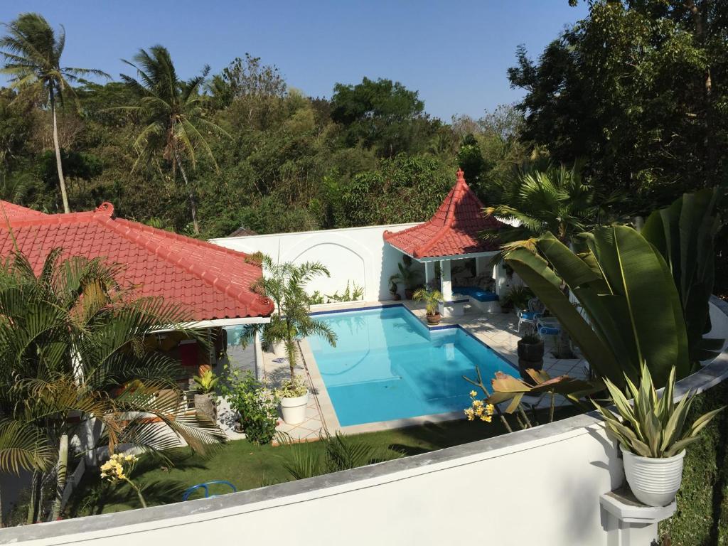 een luchtzicht op een huis met een zwembad bij Yogyakarta Tropicana Villa in Yogyakarta