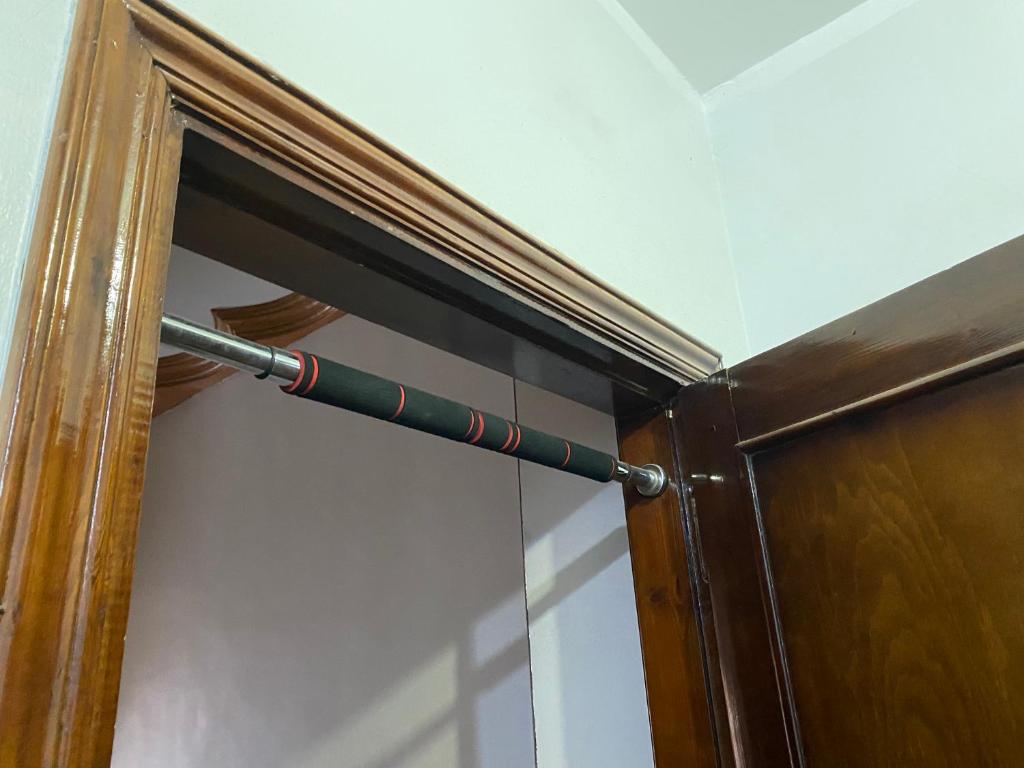 una manija metálica saliendo de una puerta en Cozy Private Apartment, en Asiut
