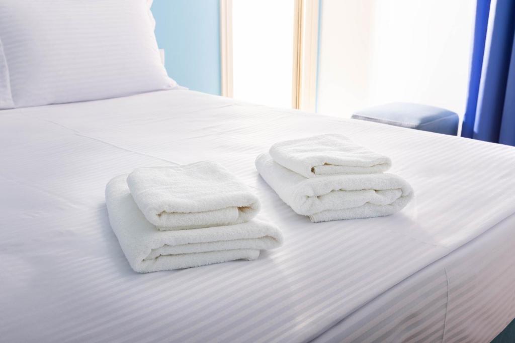 Un pat sau paturi într-o cameră la Hotel Vila MAX