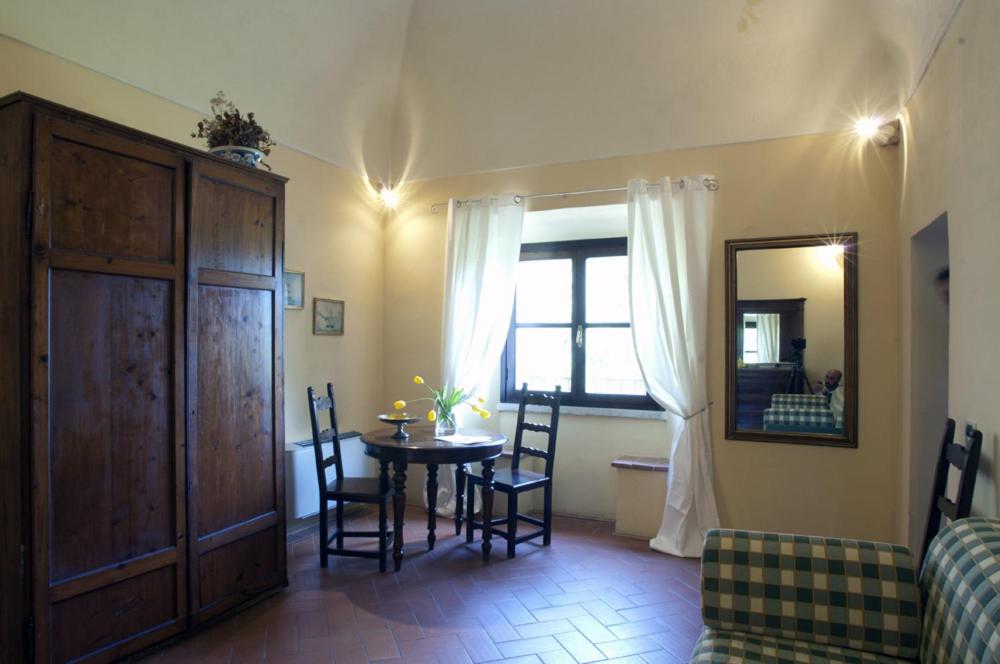 A seating area at Agriturismo Corte Virgiliana