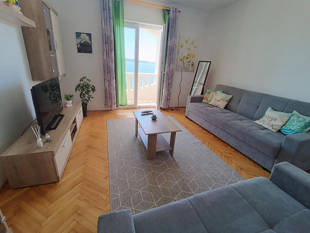Televízia a/alebo spoločenská miestnosť v ubytovaní Apartmani Živković