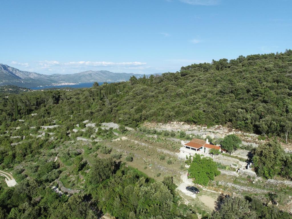 eine Luftansicht eines Hauses auf einem Berg in der Unterkunft Meadow Hill in Žrnovo