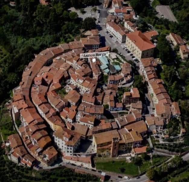 una vista aérea de un grupo de casas con techos en ANTICO BORGO, en Santa Maria a Monte