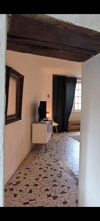 un salon avec un bureau et une télévision dans l'établissement Ancien hôtel baie Saint-Michel-en-Grève, à Saint-Michel-en-Grève