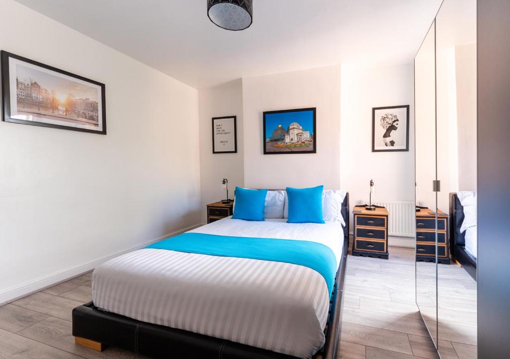 Postel nebo postele na pokoji v ubytování Tettenhall Lodge Apartment