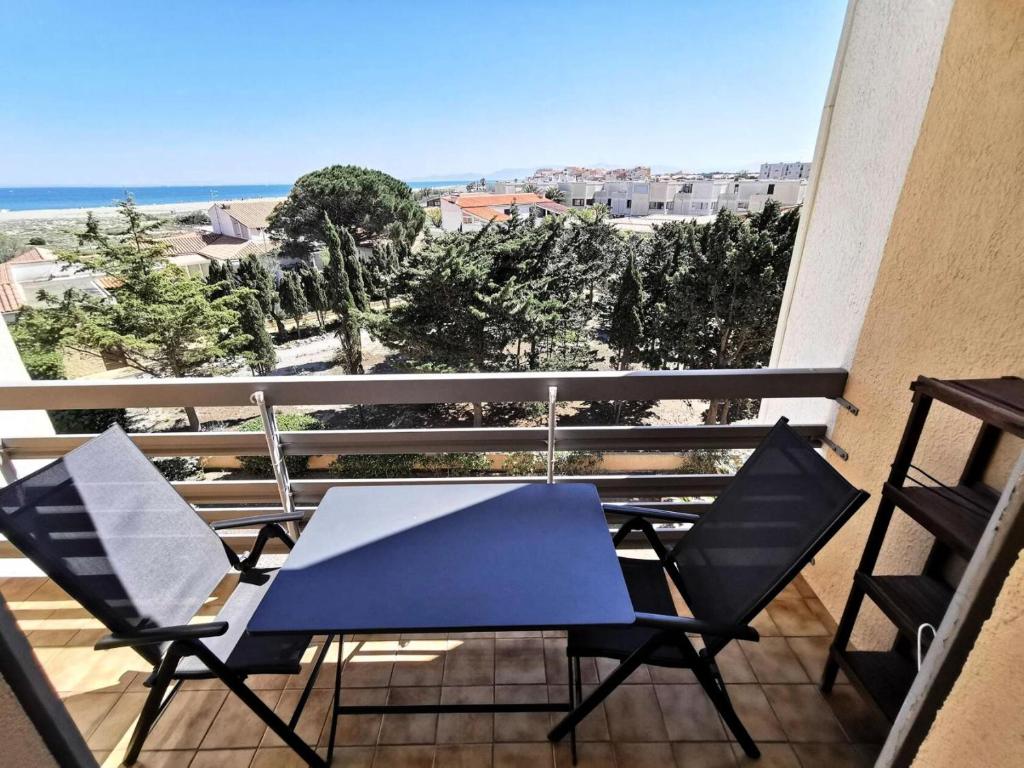 une table et des chaises sur un balcon avec vue sur l'océan dans l'établissement Résidence Le Carlton - Appartement deux pièces cabine 4 couchages à Port Leucate. Réf: 2CAR_331AC MAE-2271, à Leucate