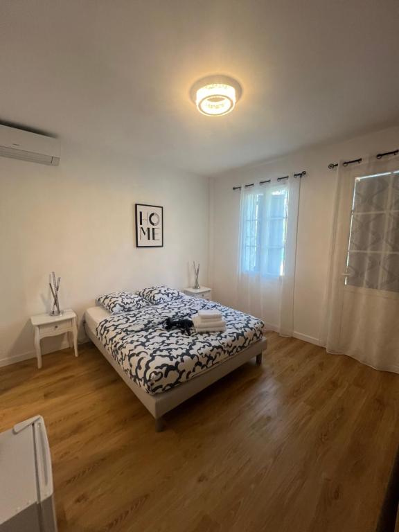 - une chambre blanche avec un lit dans l'établissement Chambre de charme n2, à Grimaud