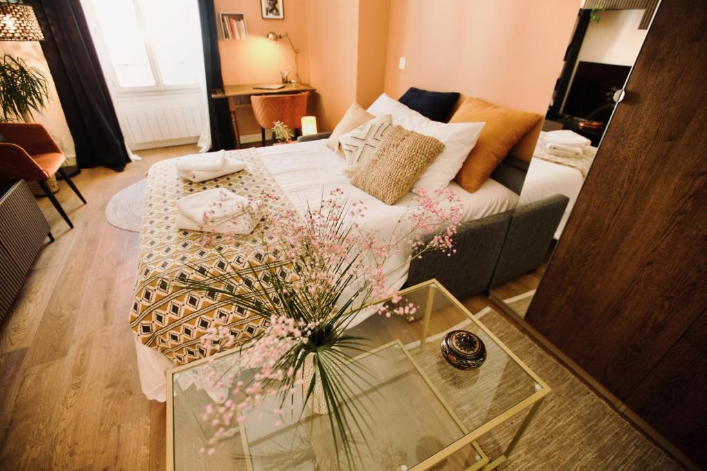 - un salon avec un canapé et une table en verre dans l'établissement Petit cocon proche de la Porte de Versailles !, à Vanves
