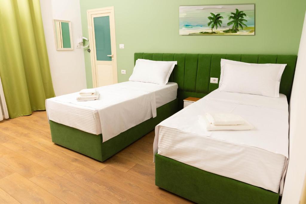 Un pat sau paturi într-o cameră la Hotel Vila MAX