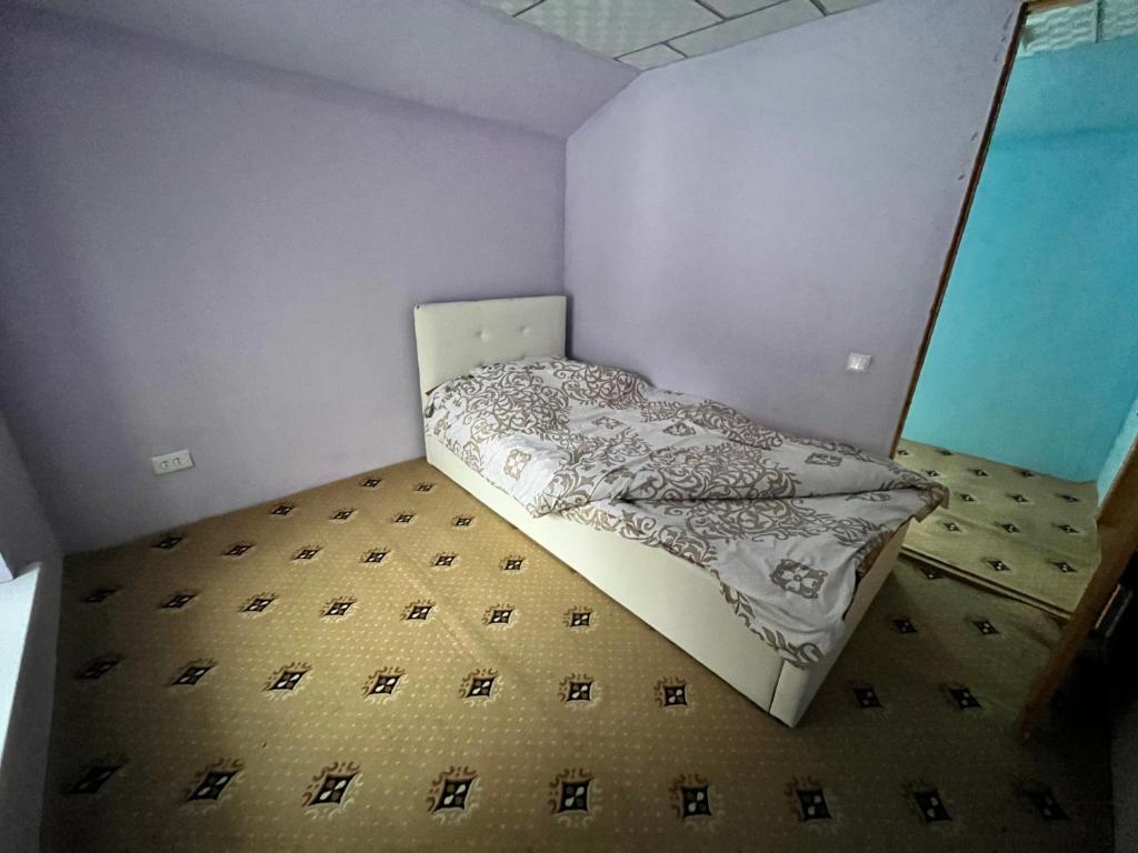 1 dormitorio pequeño con 1 cama en una habitación en Bagu HOMESTAY 
