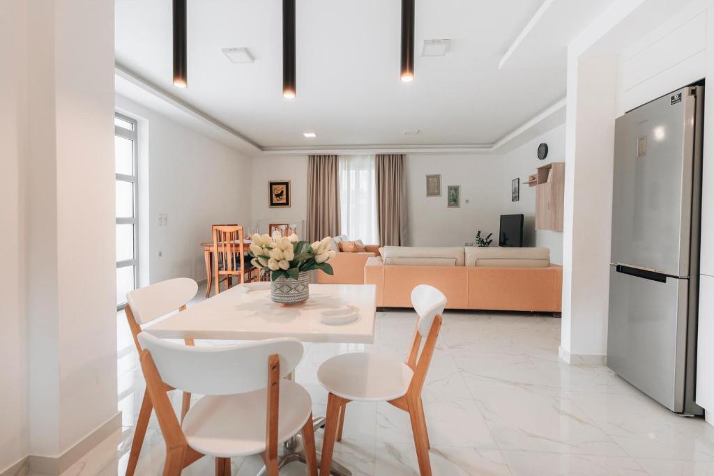 eine Küche und ein Wohnzimmer mit einem Tisch und Stühlen in der Unterkunft Zante Luxury Apartment in Argassi