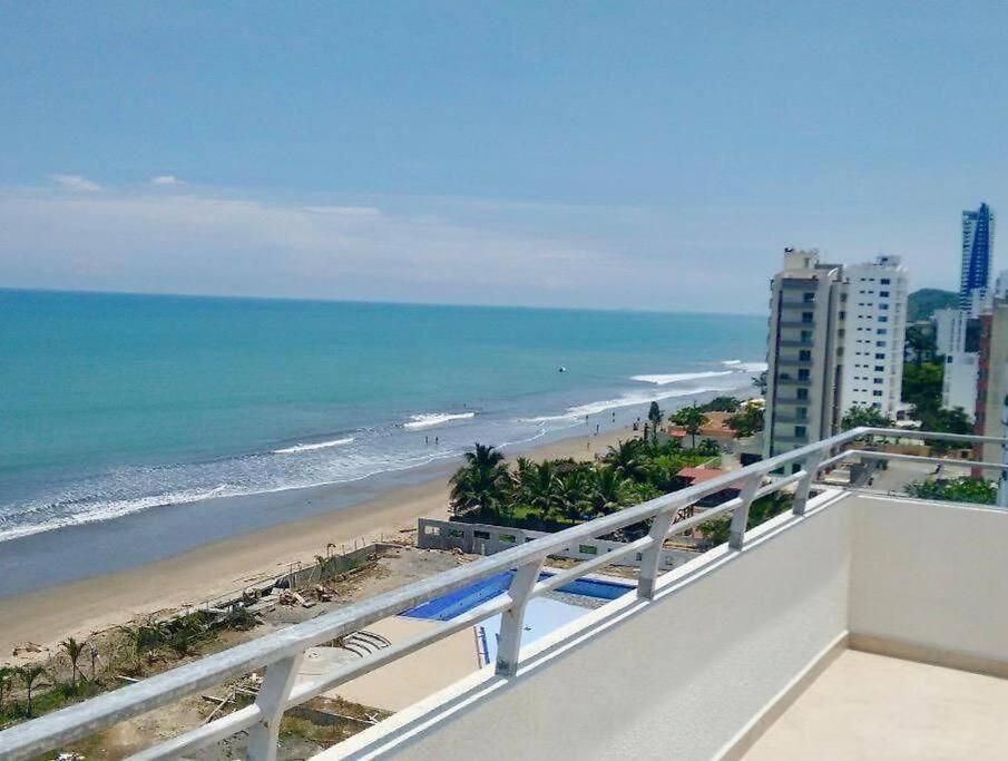 トンスパにあるDEPARTAMENTO FRENTE AL MAR TONSUPA WIFiiのビーチの景色を望むバルコニーが備わる客室です。