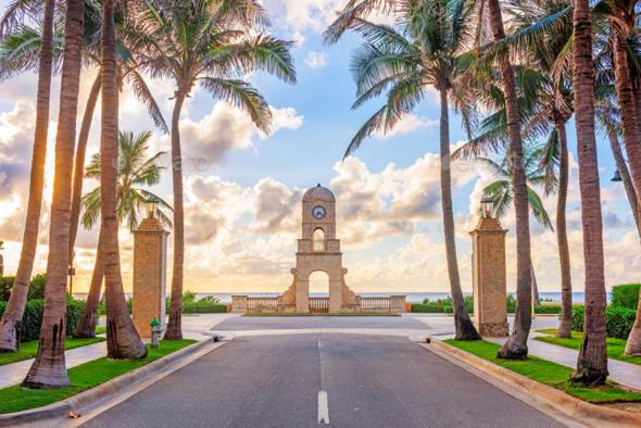 una torre del reloj en medio de una carretera con palmeras en Private Rooms in West Palm Beach - Next to Airport en West Palm Beach