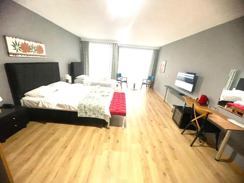 sypialnia z łóżkiem, biurkiem i biurkiem w obiekcie BY KARAM OTELCİLİK w Stambule