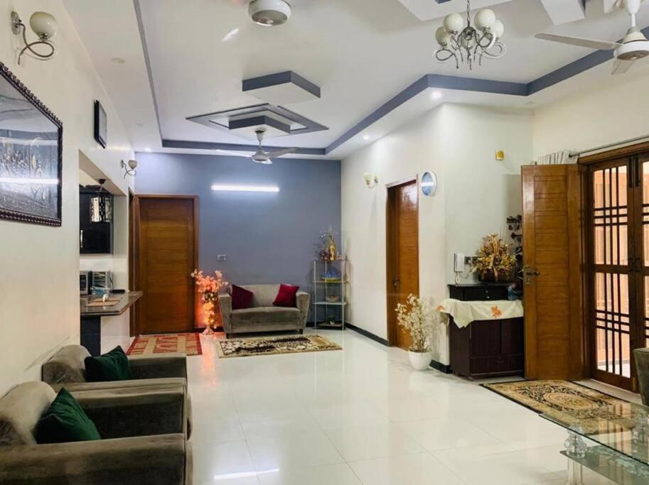salon z kanapami i sufitem w obiekcie Sunrise Family Stay Gulshan Nipa w mieście Karaczi