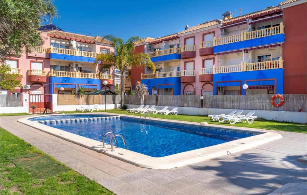une piscine en face d'un bâtiment dans l'établissement Amazing Apartment In Torrevieja With Kitchen, à Torrevieja