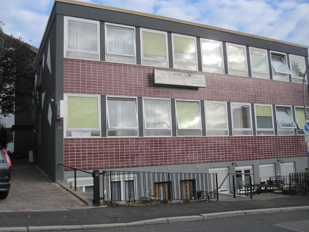 un edificio de ladrillo rojo con muchas ventanas en Hotel-12-Apostel en Pforzheim