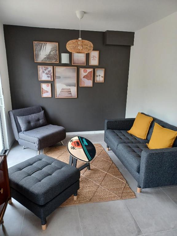 un salon avec deux canapés et une table dans l'établissement La Piastre Location à la semaine, à Saint-Hilaire-de-Riez
