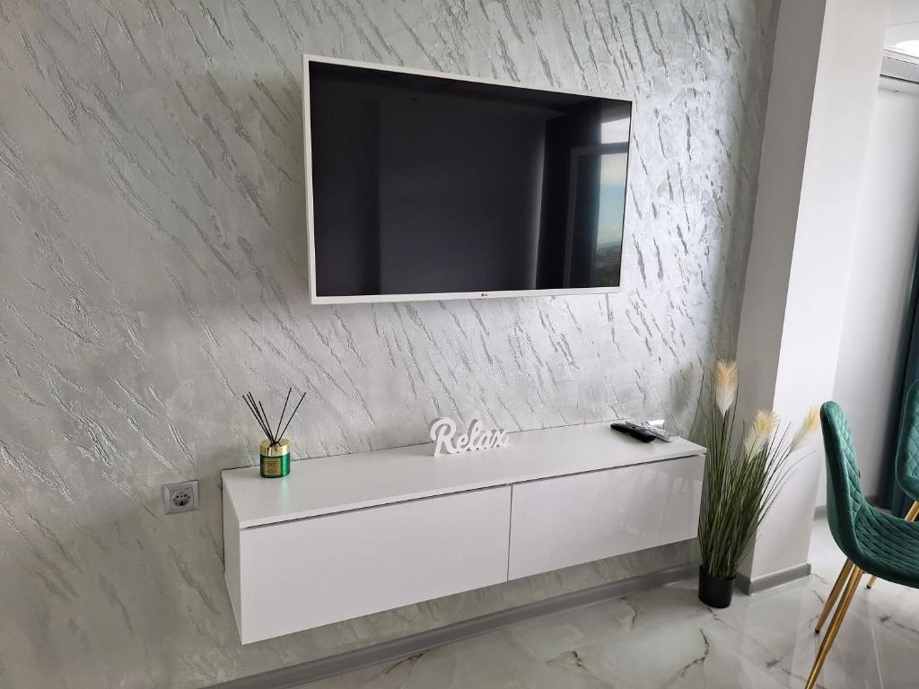 TV a/nebo společenská místnost v ubytování Sandanski park view