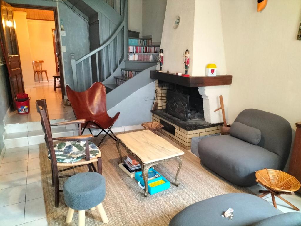 un salon avec un canapé et une cheminée dans l'établissement La planque, à Puilaurens
