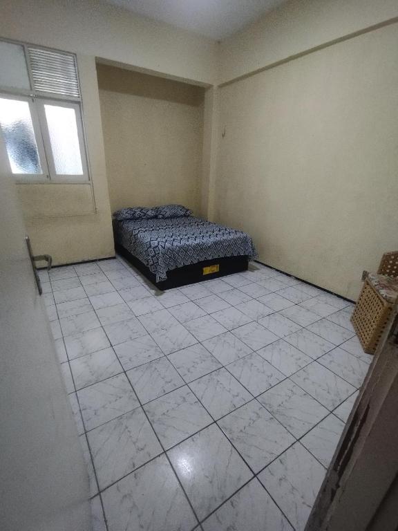- une chambre avec un lit et du carrelage dans l'établissement Casa da Nanda, à Fortaleza