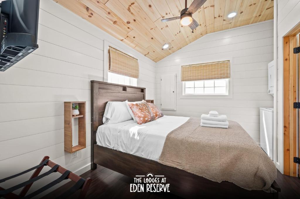 a bedroom with a bed in a tiny house at Block of 4 Lodges at Eden Reserve - For Groups in Williamstown