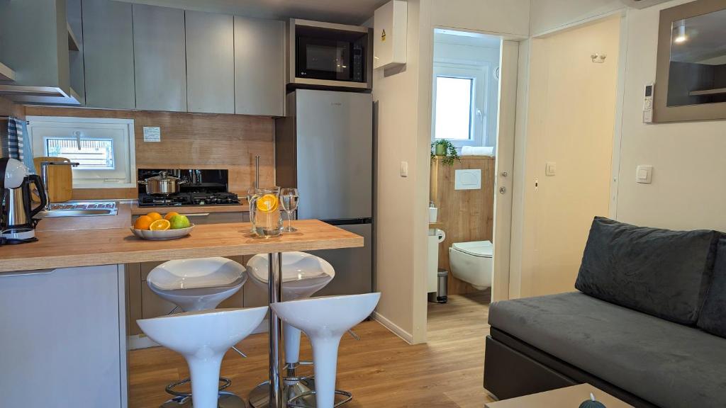 Kuchyň nebo kuchyňský kout v ubytování Mobile Homes Jaki