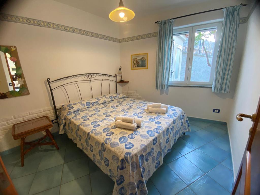 um quarto com uma cama com duas toalhas em Villa Adelina!!! La tua vacanza a 300 mt dal mare! em Ischia