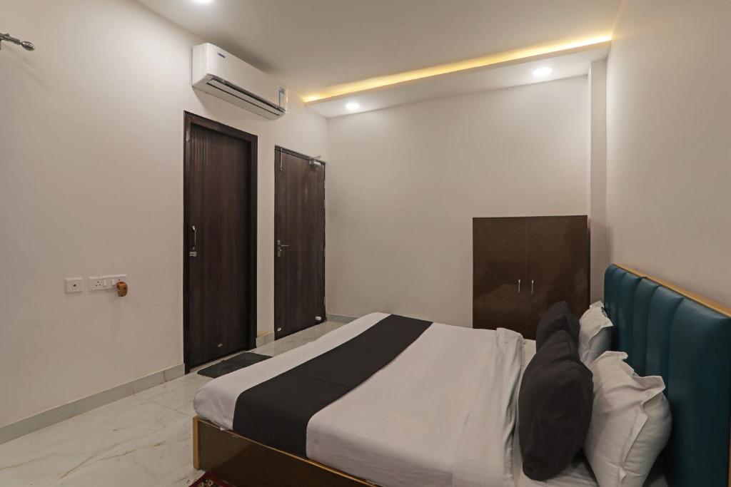 un dormitorio con una cama con una persona puesta en ella en OYO Flagship London Hotel International en Lucknow