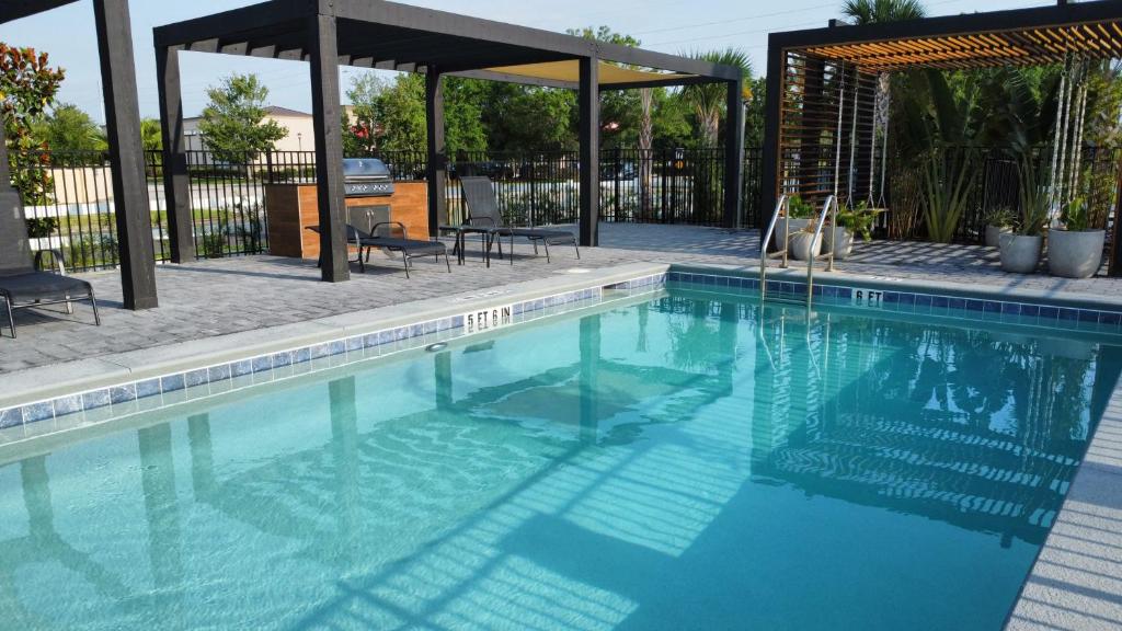 duży basen z altaną w obiekcie Marvelous 3Bd Close to Disney w GameRoom at The Hub 3409 w mieście Kissimmee