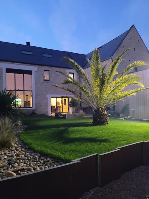 une maison avec un palmier devant dans l'établissement La Bergerie - Good Vibes Home, à Basly