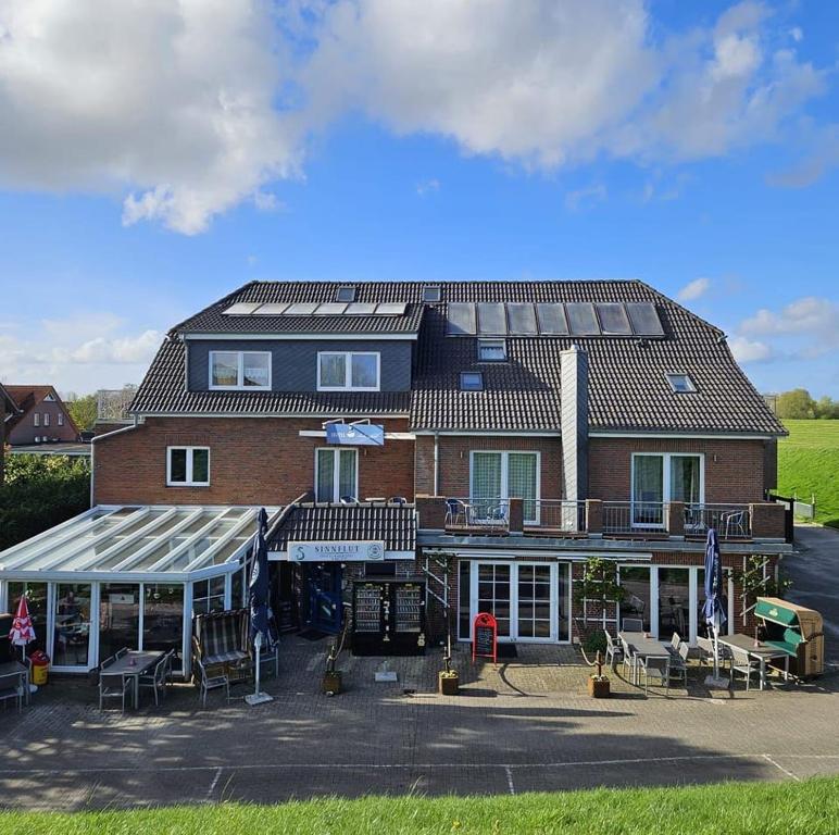 een huis met zonnepanelen erop bij NordseeResort Hotel & Suite Arche Noah in Horumersiel